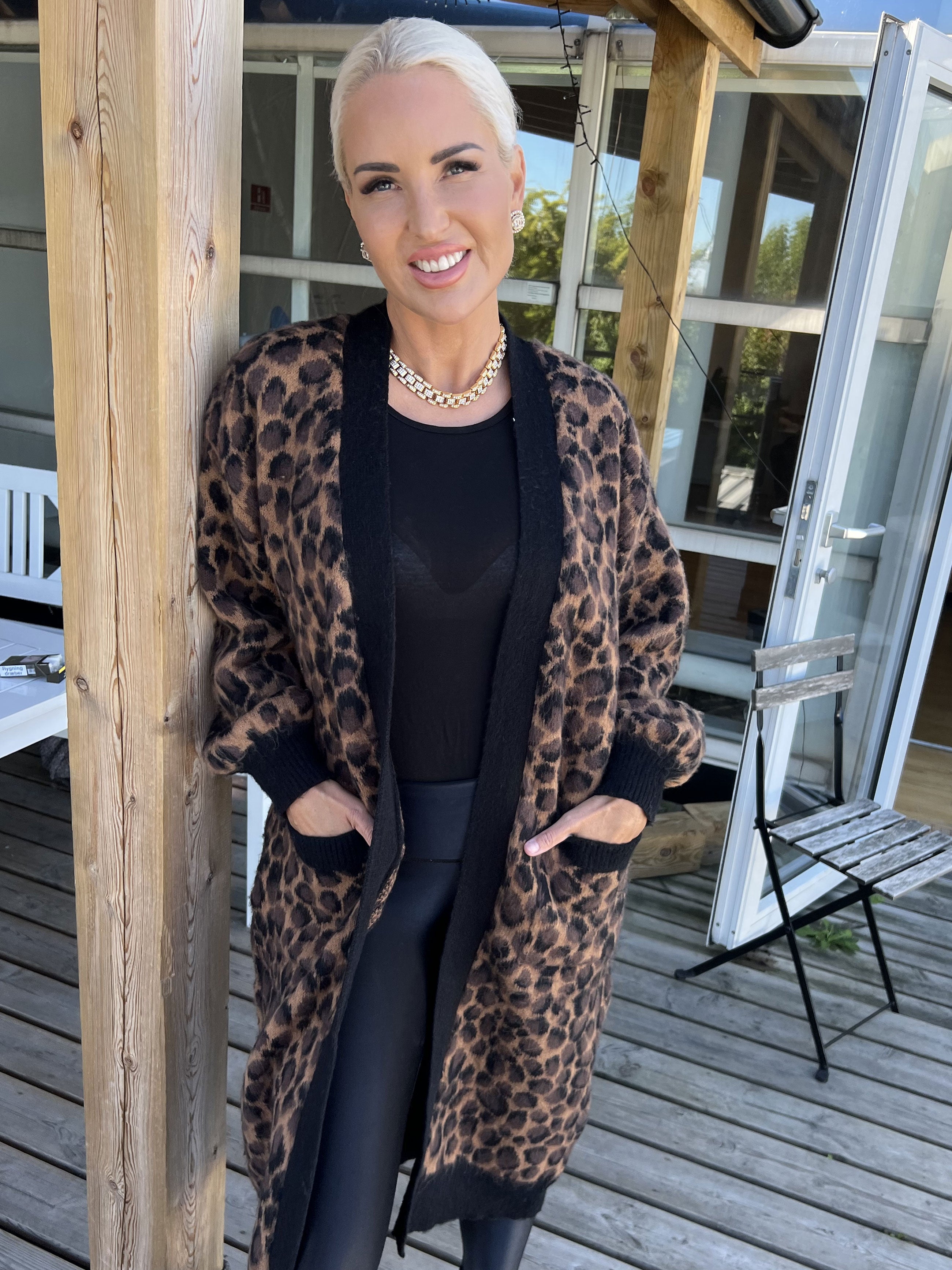 Violetta - Camelfarvet strikcardigan i leopardprint